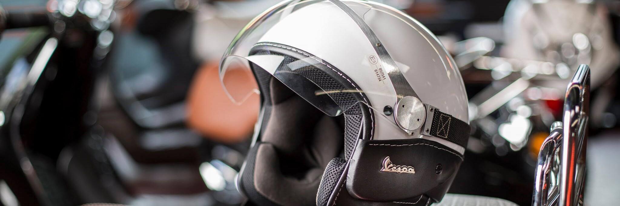Vespa-Helm im Ladenlokal