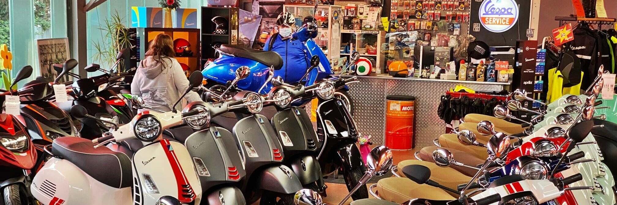 Ladenlokal von Scooterland mit Vespa- und Aprilia-Rollern